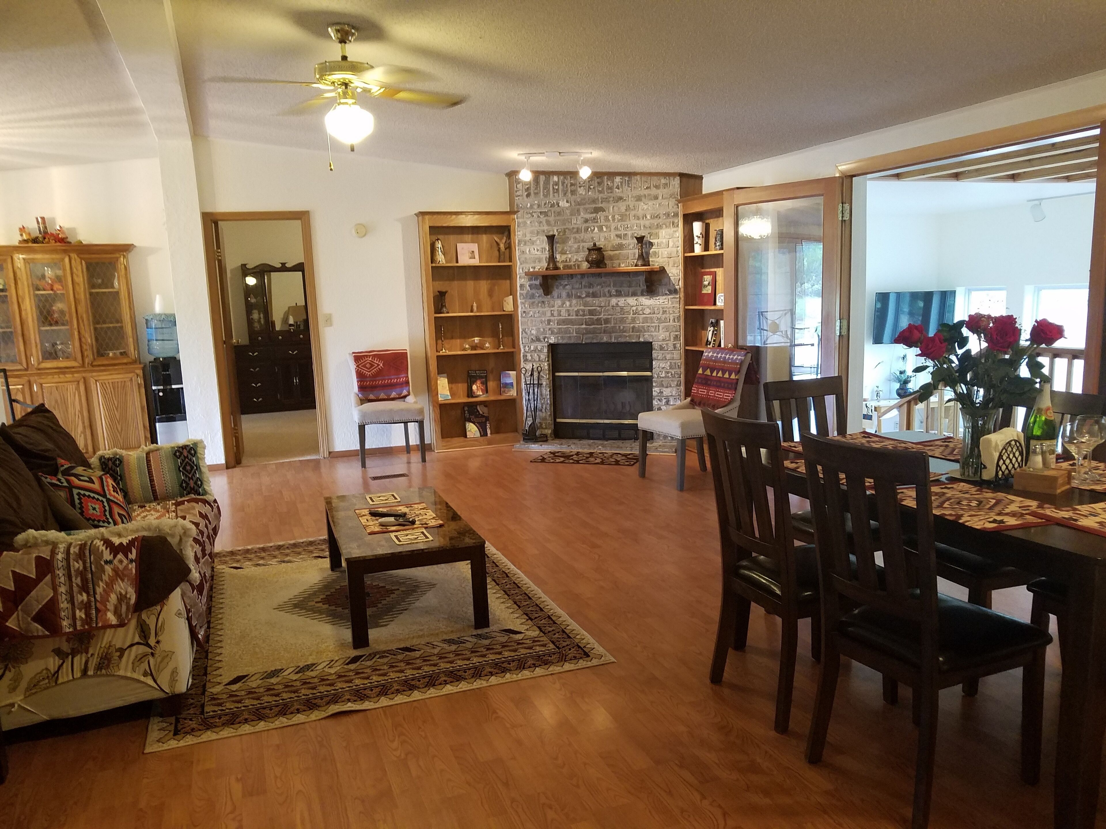 Tranquil Private Mtn Retreat Perfect for Families, off I-25, 9 miles to SF