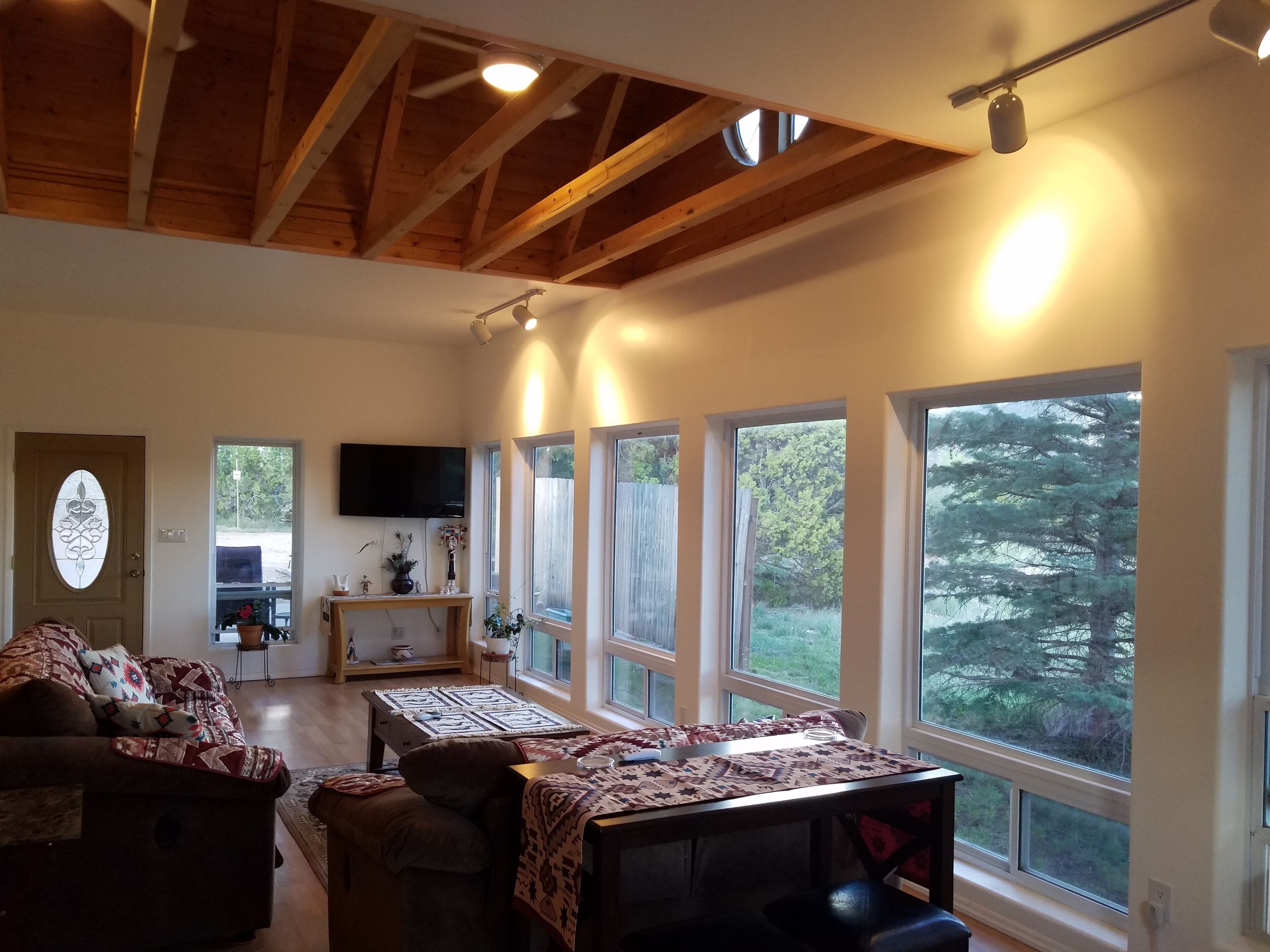 Tranquil Private Mtn Retreat Perfect for Families, off I-25, 9 miles to SF