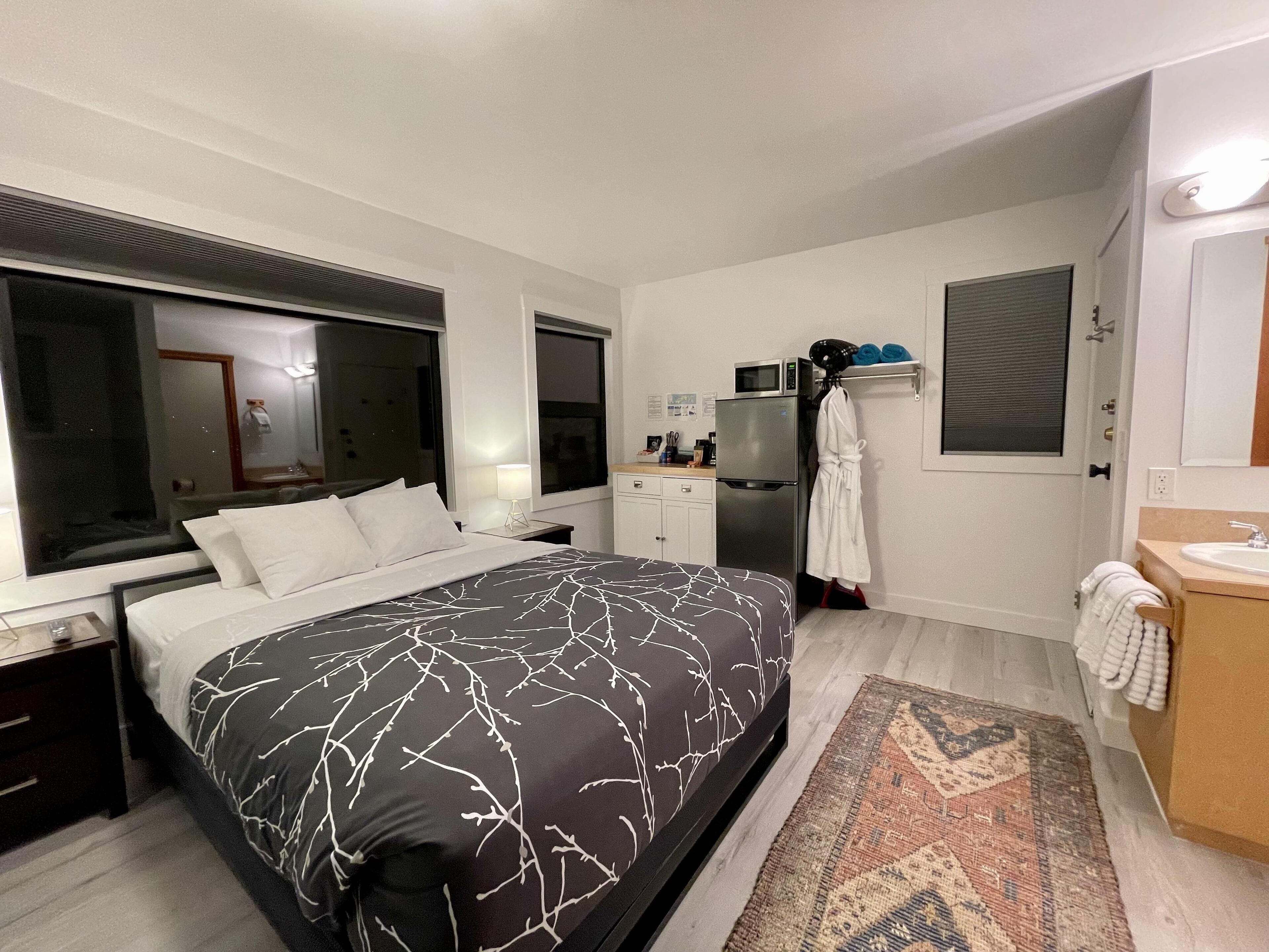 Private Oceanfront Room with hot tub & firepit - Shore Thing