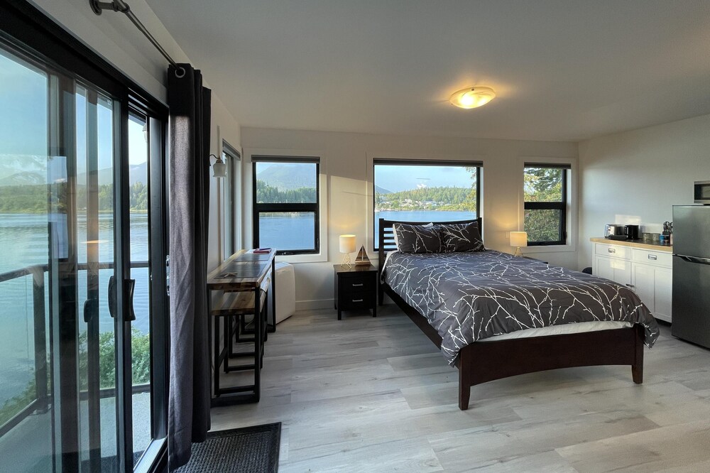 Private Oceanfront Room with hot tub & firepit - Shore Thing