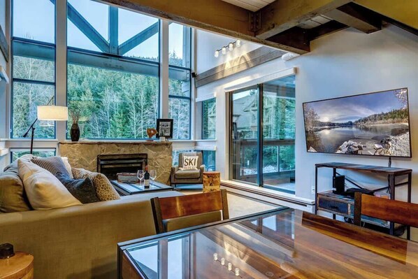 Smart TV, chimenea y estéreo