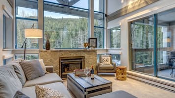 Smart TV, fireplace, stereo