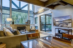 Smart TV, chimenea y estéreo