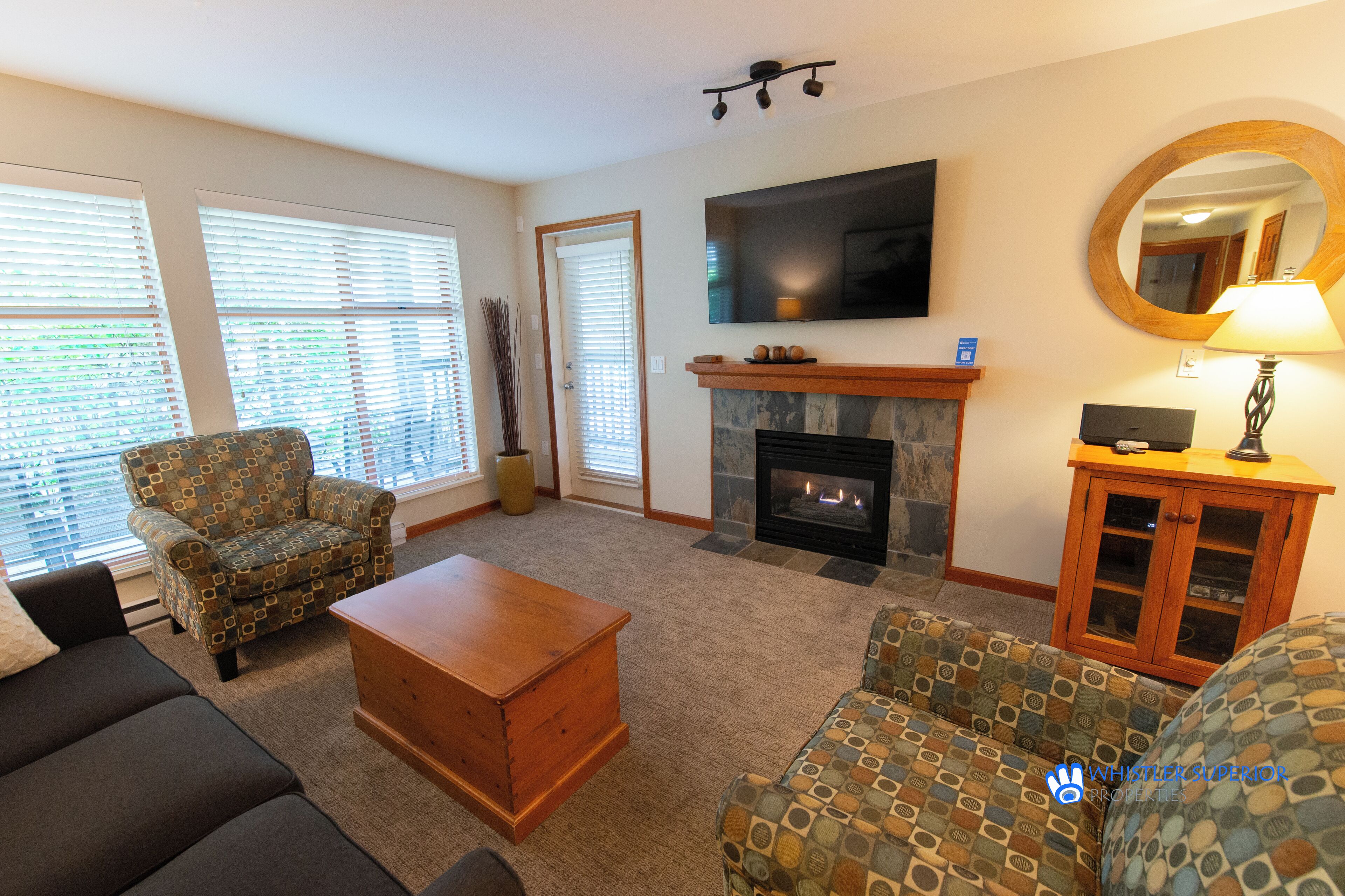 Fernseher, Kamin, Stereoanlage