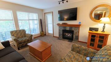 Fernseher, Kamin, Stereoanlage