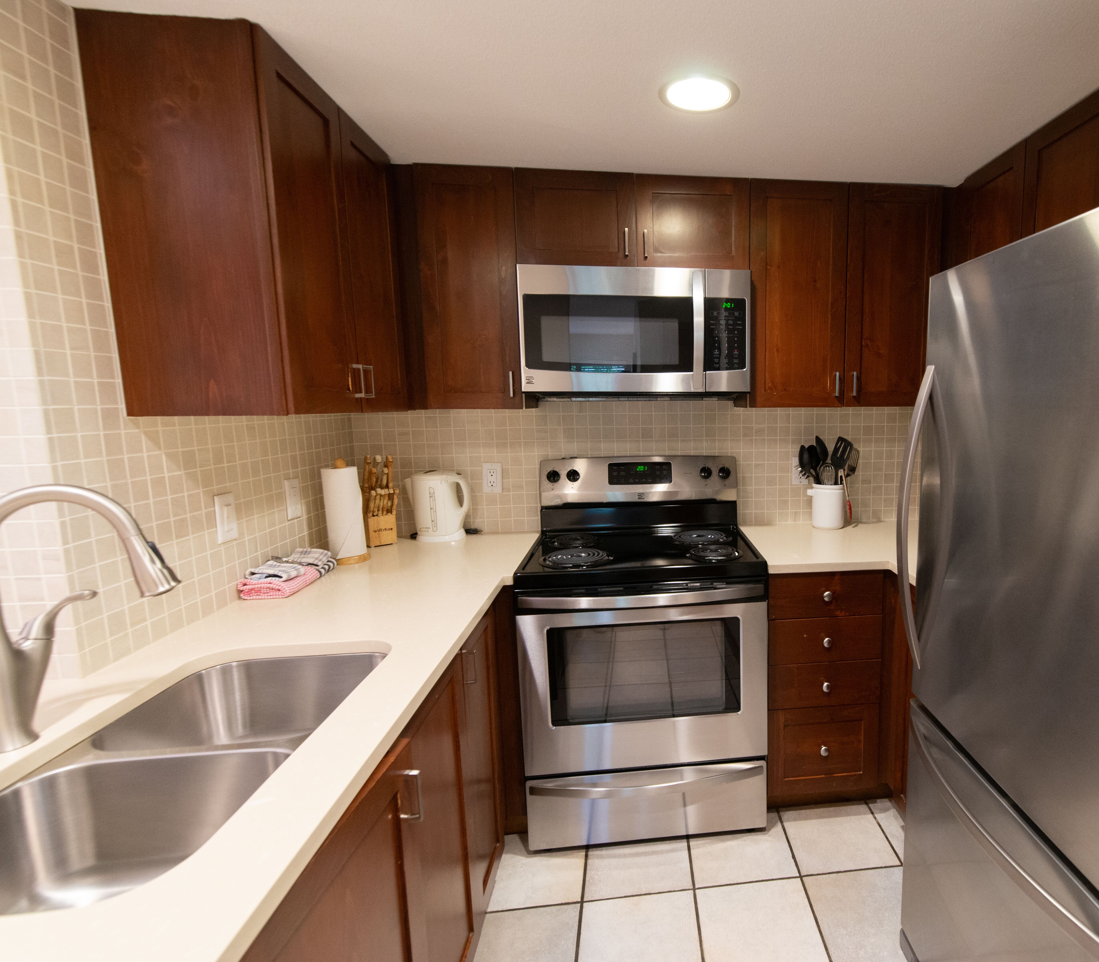 Køleskab, mikrobølgeovn, ovn, kogeplade