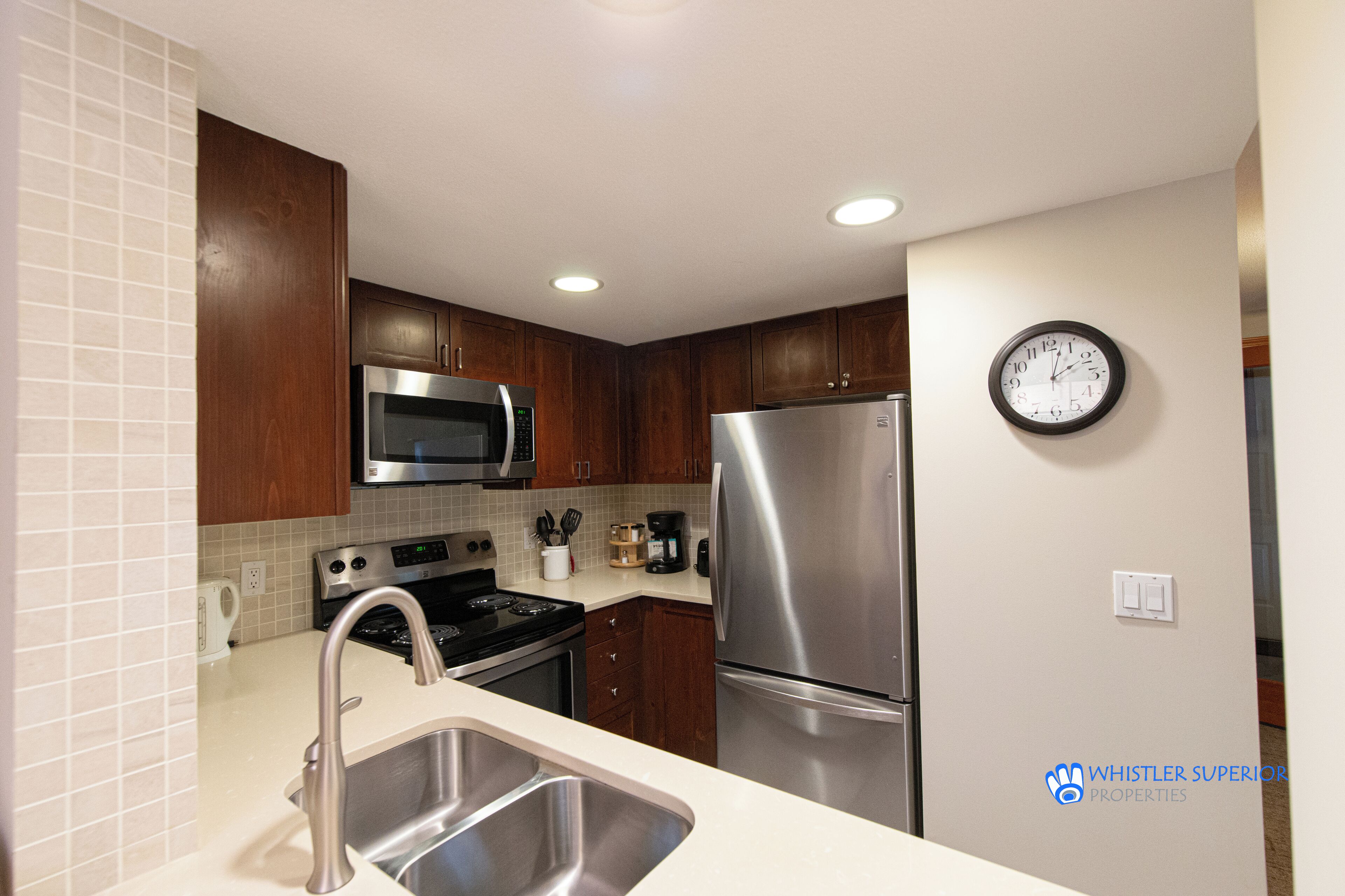 Een koelkast, een microgolfoven, een oven, een kookplaat