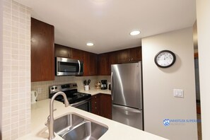 Jääkaappi, mikroaaltouuni, uuni, liesi