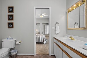 Combined shower/tub, towels