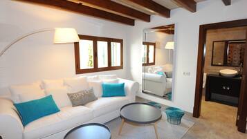 TV, DVD player, pebolim, mesa de pingue-pongue