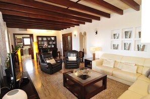 Télévision, lecteur de DVD, baby-foot, table de tennis de table