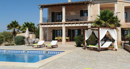 Ylellinen huvila uima-altaalla, BBQ, keinut, tenniskenttä, lentopallokenttä, kuntosali