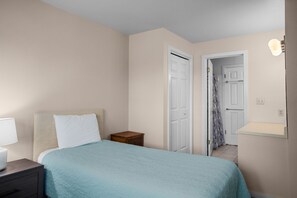 2 bedrooms, free WiFi, bed sheets - Knolls 0123 a wonderful condo with great amenities in Osage Beach! (Osage Beach)