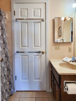Combined shower/bathtub, towels, soap, shampoo - Knolls 0123 a wonderful condo with great amenities in Osage Beach! (Osage Beach)