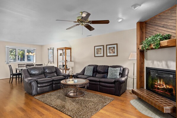 TV, fireplace, DVD player - Knolls 0123 a wonderful condo with great amenities in Osage Beach! (Osage Beach)