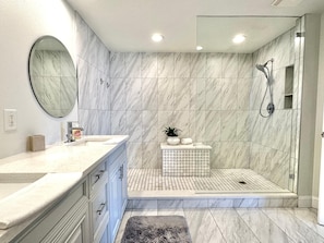 Kombinert dusj/badekar og hårføner