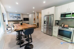 ثلاجة، ميكروويف، فرن، موقد طهي مسطح