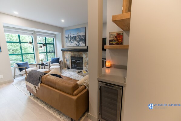 TV, fireplace