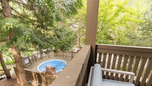 Spacious, Quiet, Golf Course Location. Wood Fireplace, Free Shuttle