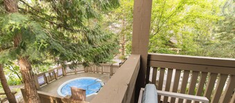 Spacious, Quiet, Golf Course Location. Wood Fireplace, Free Shuttle