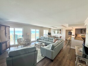 Tv, eldstad, dvd-spelare och en stereo