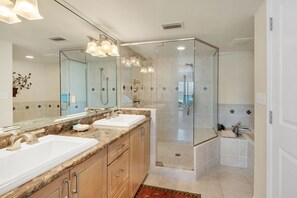 Een douche, een haardroger, handdoeken