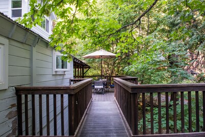 Streamside deck and relaxing Sierra home