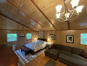 Smart TV, fireplace, DVD player, books - Streamside deck and relaxing Sierra home (Sierra City)