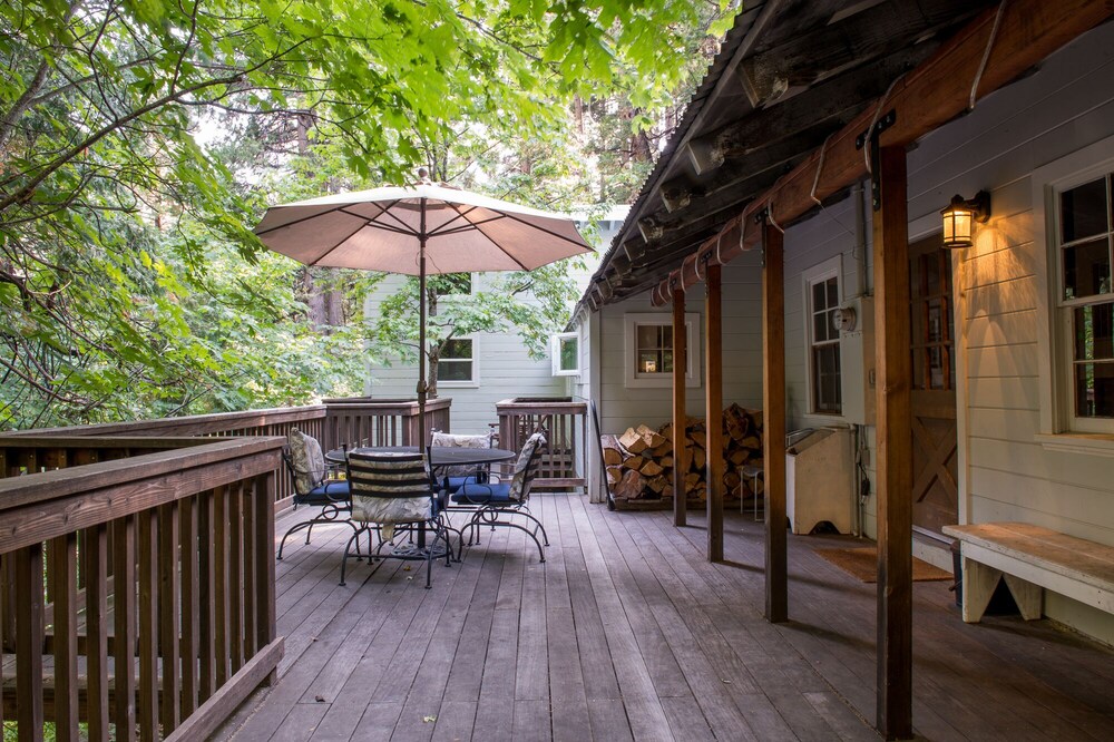 Streamside deck and relaxing Sierra home