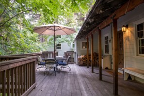 Outdoor dining - Streamside deck and relaxing Sierra home (Sierra City)