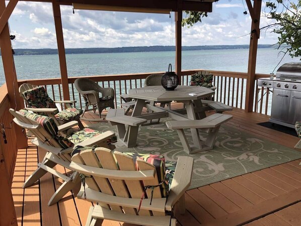 Outdoor dining - Heck-Of-A-Deck Lakehouse with Sunsets, and Kayaks, too! (Aurora)