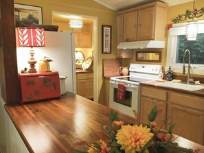 Fridge, microwave, oven, stovetop - Heck-Of-A-Deck Lakehouse with Sunsets, and Kayaks, too! (Aurora)