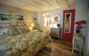 3 bedrooms - Heck-Of-A-Deck Lakehouse with Sunsets, and Kayaks, too! (Aurora)