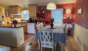 Dining - Heck-Of-A-Deck Lakehouse with Sunsets, and Kayaks, too! (Aurora)