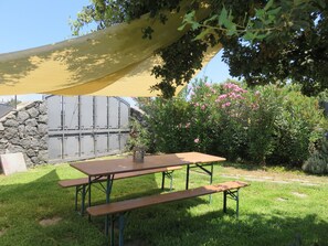 Outdoor dining - Three room apartment :Seafront residence with pool and garden (Santa Tecla di Acireale)