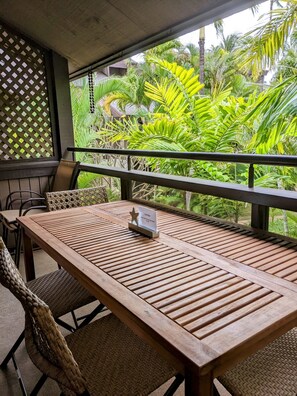 Outdoor dining - AUGUST SPECIAL 152 per night -2 bedroom/2 bath Kihei Resort a hidden Gem! (Kihei)