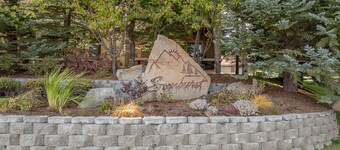 Sunburst Condo 2726 - Tri-Level with Spacious Kitchen and Hot Tub Onsite