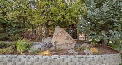 Sunburst Condo 2726 - Tri-Level with Spacious Kitchen and Hot Tub Onsite