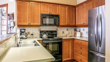 Jääkaappi, mikroaaltouuni, uuni, liesi