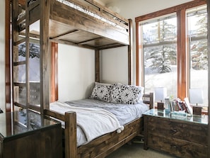 2 bedrooms, desk, iron/ironing board, free WiFi - Wanderlust Suite by Cottonwood Lodging (Solitude)