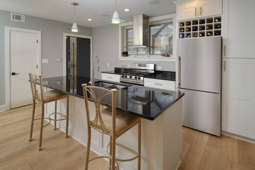 Luxury Condo 2br close to Metro & NIH Walter Rees/Sightseeing/Museums/Zoo/shops