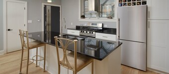 Luxury Condo 2br close to Metro & NIH Walter Rees/Sightseeing/Museums/Zoo/shops