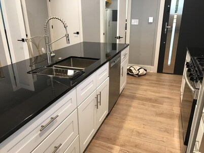 Luxury Condo 2br close to Metro & NIH Walter Rees/Sightseeing/Museums/Zoo/shops