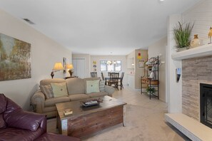 Télévision, cheminée, lecteur de DVD