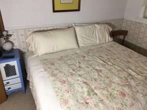 2 slaapkamers, een bureau, een strijkplank/strijkijzer, gratis wifi