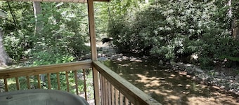 Stoney Fork Paradise on Creek!- Yksityinen poreallas, takka, romanttinen, ilmainen WiFi, lemmikkiystÀvÀllinen