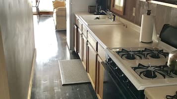 Jääkaappi, mikroaaltouuni, uuni, liesi