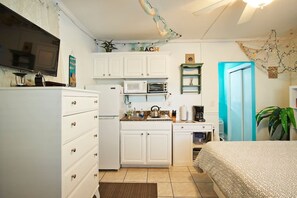 1 bedroom, iron/ironing board, free WiFi, bed sheets - Beach Condo, Heated Pool, Free Parking, 2 Minute Walk to Ocean (Redington Beach)