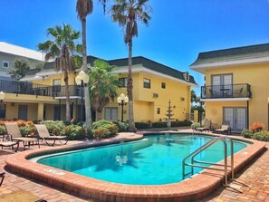 Alberca al aire libre y alberca climatizada