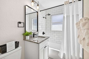 Combined shower/bathtub, hair dryer, towels, shampoo - Lantana Cabana (Cleawater)